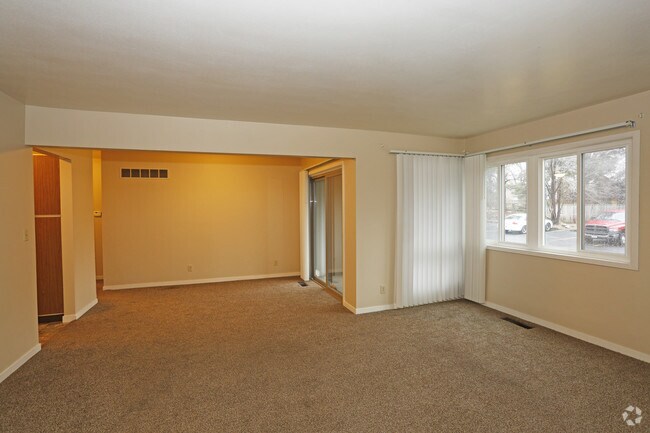 Carriage Hill Apartments, Peoria, IL 61603 - photo 4