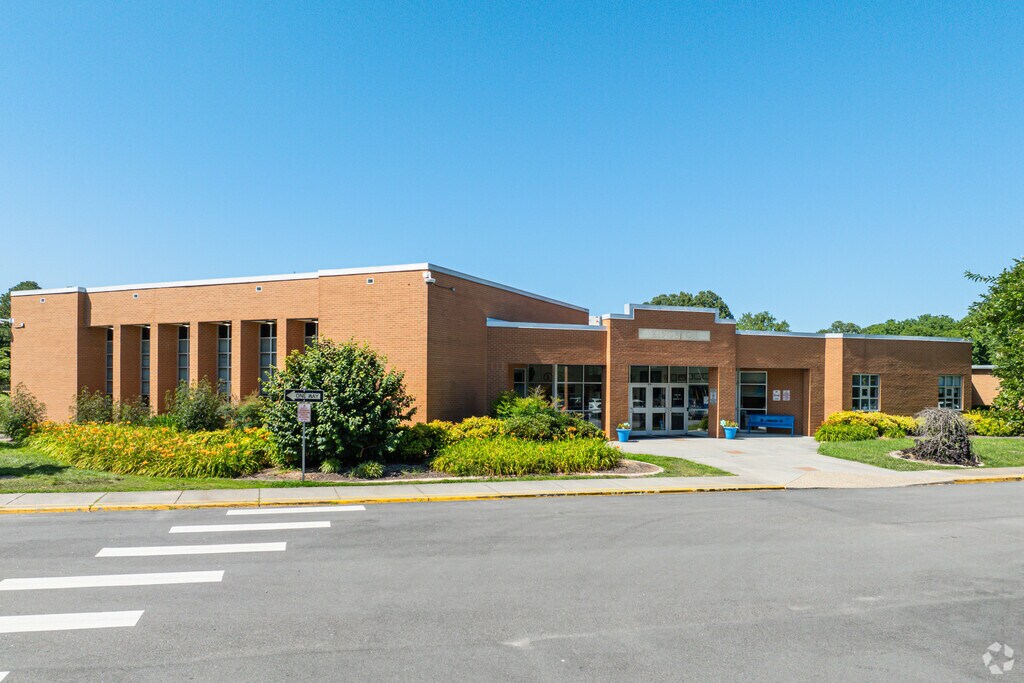 Kingston Elementary School has a student-teacher ratio of 16 to 1.