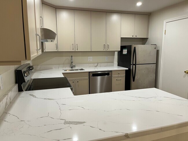 10702 Kings Riding Way unit T, Rockville, MD 20852 - photo 4