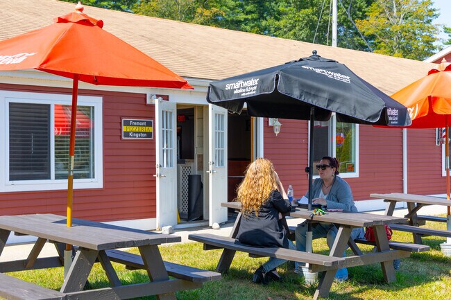 Patrons enjoy sitting outside of Fremont Pizzeria in Kingston.