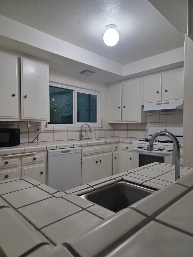 1341 W Avenue j4 Unit 107, Lancaster, CA 93534