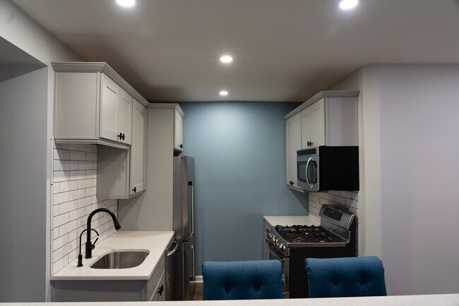 22 Chapman St unit Charming 2-Bedroom A, Bloomfield, NJ 07003 - photo 5