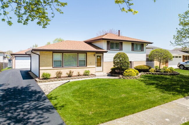 Split-level homes with detached garages are common throughout Tinley Park.