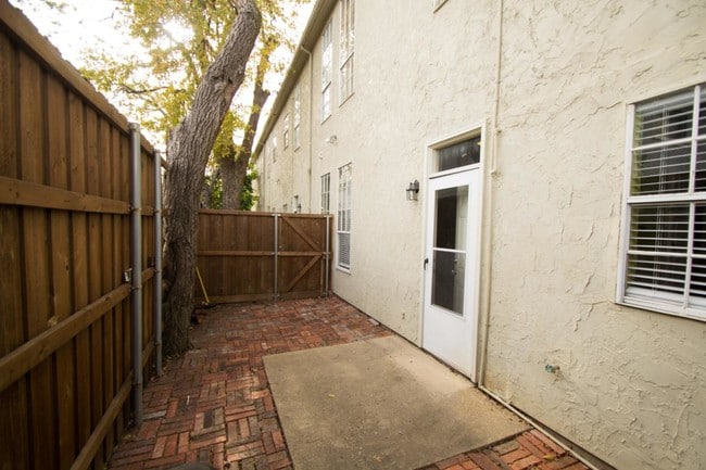 1818 N Fitzhugh Ave unit 4, Dallas, TX 75204 - photo 5