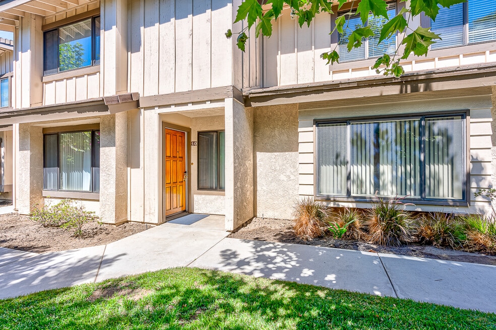 11102 Woodruff Ave unit 10, Downey, CA 90241 - photo 1