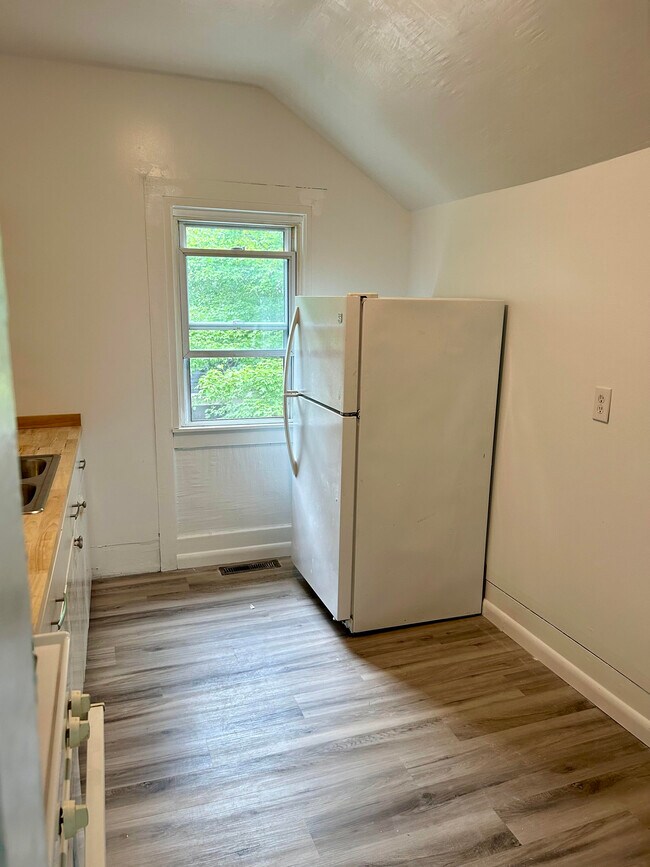 421 W Bond St unit 421 Upper, Hastings, MI 49058 - photo 5