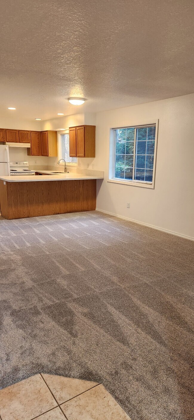 12331 SE Whitcomb Dr unit 2, Portland, OR 97222 - photo 2