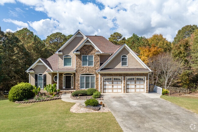 Well-maintained lots in Sutallee often showcase new traditional home designs.