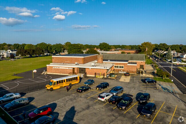 Lockhart Elementary School in Massapequa has 372 students with a student-teacher ratio of 11:1.