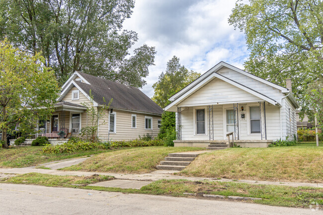 A group of commonly found bungalow styled ranch homes in the South Central neighborhood.