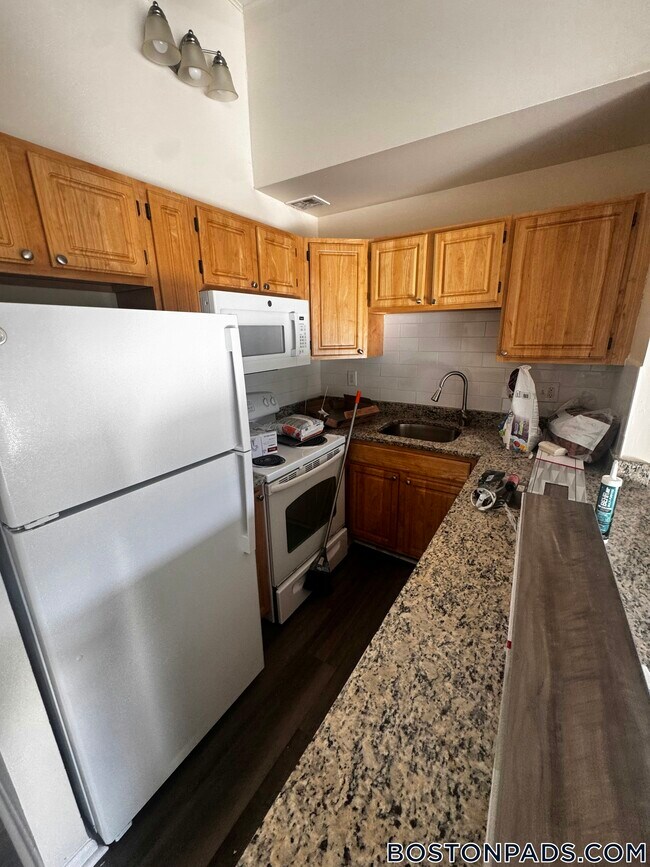 16 Westgate Dr Unit 206, Woburn, MA 01801
