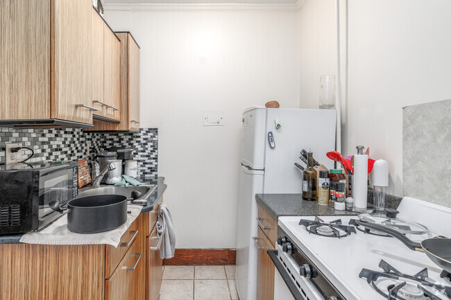 1BR, 1BA - 610SF - Kitchen