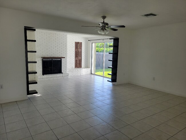 10605 SW 112th St, Miami, FL 33176 - photo 5
