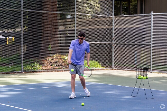 Dimond Park Tennis Courts can be reserved by Glenview and nearby residents.