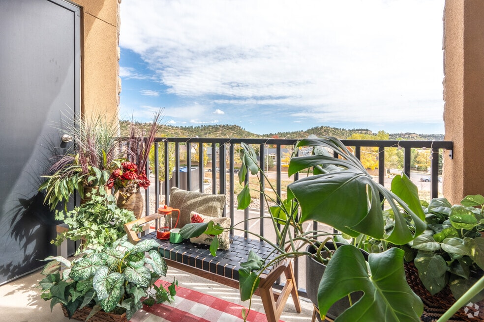 2BR, 2BA - 855SF - Balcony