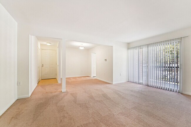 1BR, 1BA - 692SF - Living Room