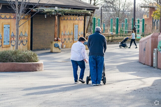 Bashford Manor is conveniently located near the Louisville Zoo where you can bring family.