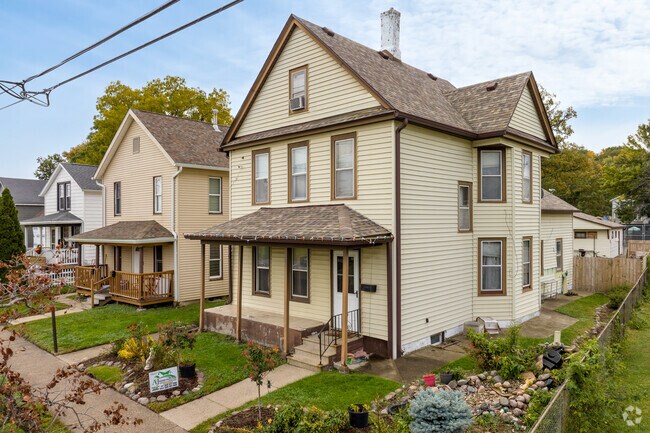 Floreciente boasts a vast array of large homes, perfect for growing families.