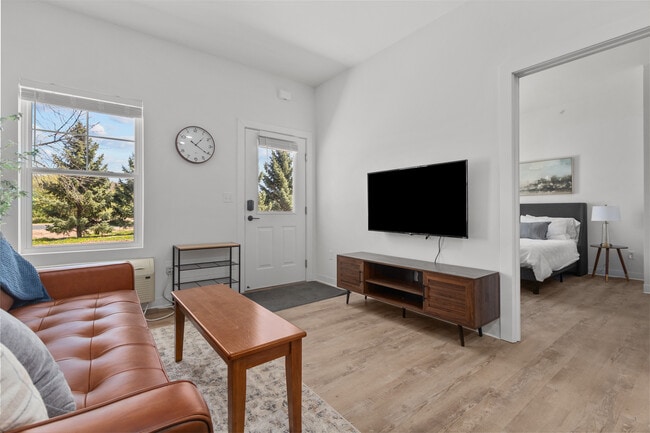 Fox Flats-Fully Furnished with Private Garage, Neenah, WI 54956 - photo 4