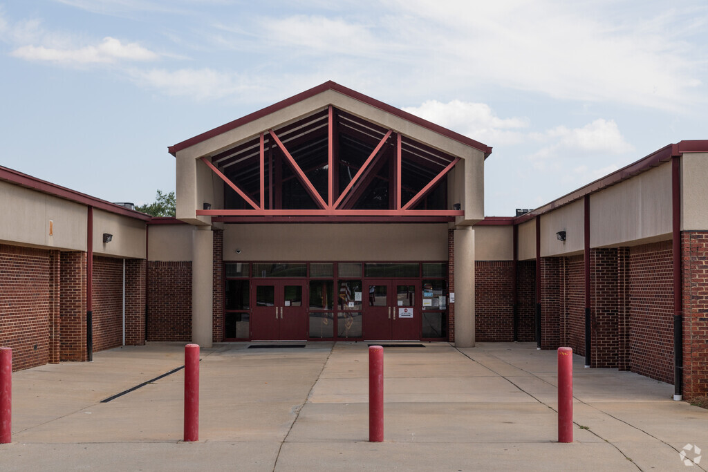 Veterans Memorial Middle School provides education in the neighborhood of 
Newton County