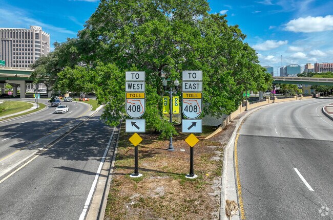 Lake Cherokee commuters need not go far, with Interstate 4 and Toll Road 408 just minutes away.