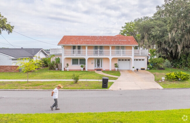 Clear Lake in Orlando is a cozy community for a stroll.