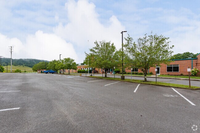 Andersonville Elementary School has a large drop off area for students.