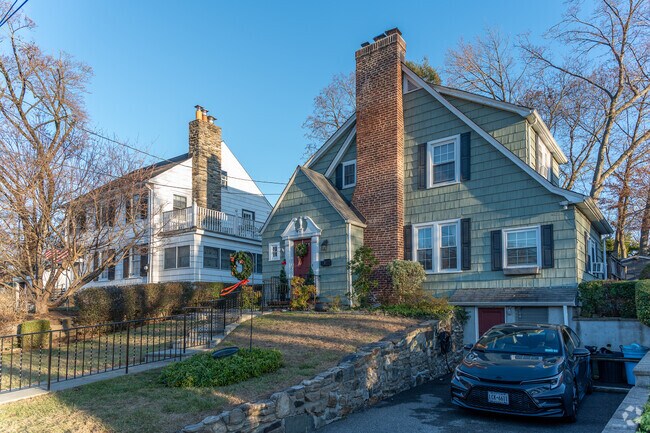 Single-family homes range from $600,000 to over $1 million in Dunwoodie.