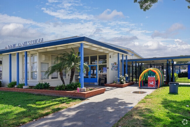 The main entrance to Minnie Gant Elementary School welcomes students and their families.
