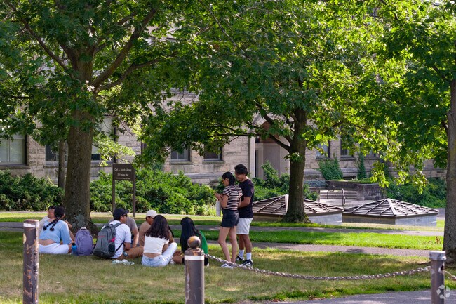 Cornell University near Cornell Heights has 26.000 students from 130 countries.