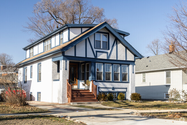 Riverside features many arts and crafts style homes.