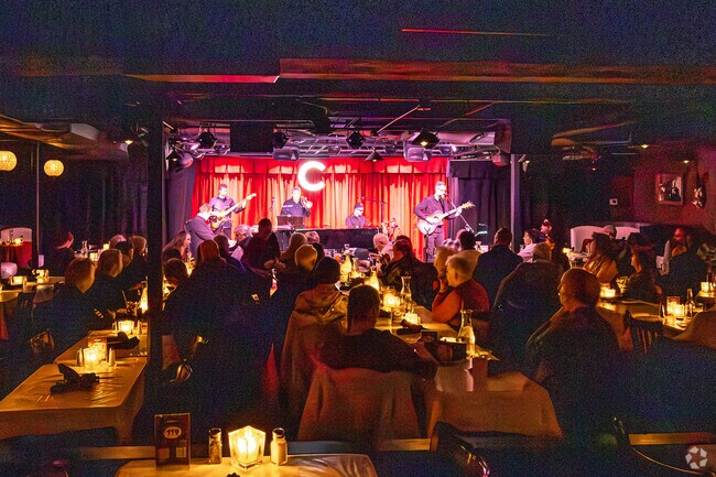 Crooners Supper Club near Christie offers American cuisine & cocktails served in a sophisticated atmosphere with a range of live music.