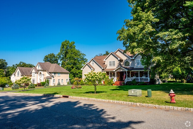 Montebello’s peaceful streets feature classic Colonial Revival architecture.