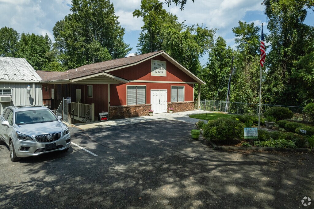Upward Adventist is a religious school in Hendersonville.