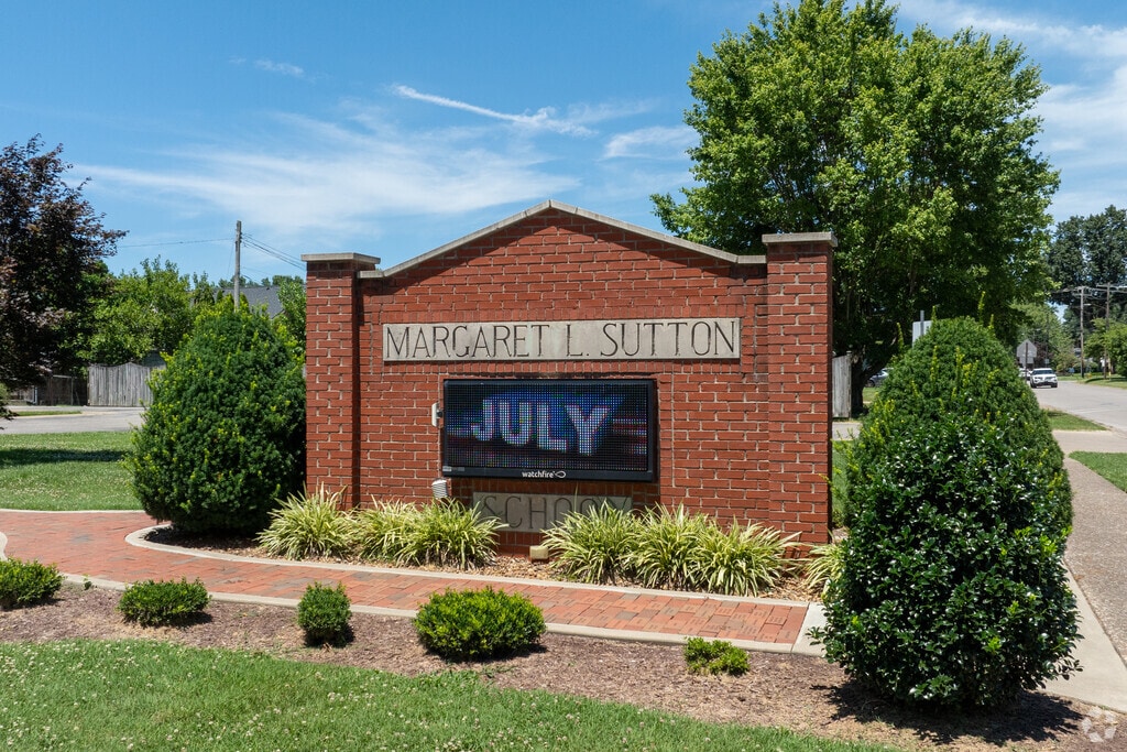 Sutton Elementary School is an above average, public school located in OWENSBORO, KY.