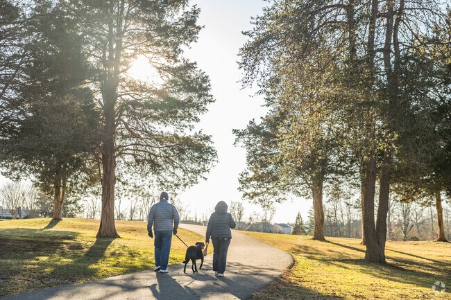 Explore Buckhall’s breathtaking landscapes on the tranquil Signal Hill Park walking trail.