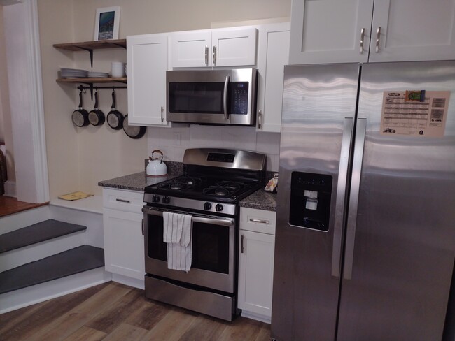 441 W Lemon St unit 2nd floor, Lancaster, PA 17603 - photo 2