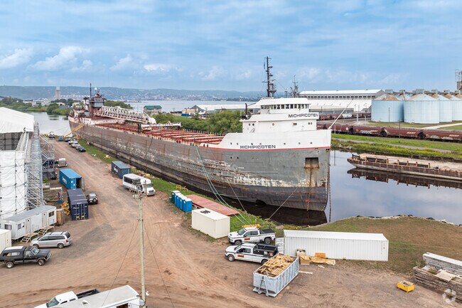 Annually 800 vessels come to the Superior port carrying more than 35 million tons of cargo.