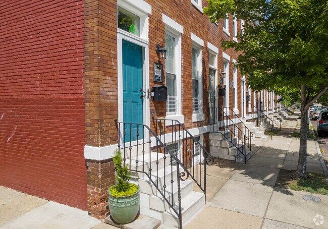 Many homes in Harwood have short front stoops.