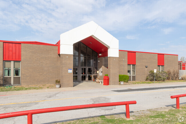 Roosa Elementary School receives above average scores with a B on Niche.