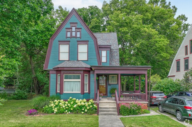 Unique homes with vibrant colors are scattered throughout Highland Park.