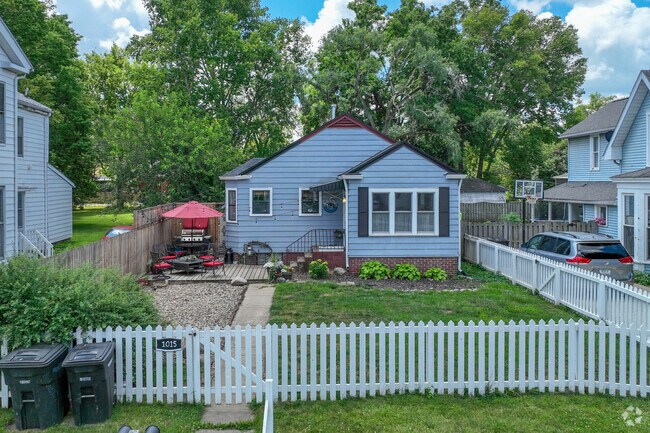Small homes with fenced yards can be found throughout Lincoln.