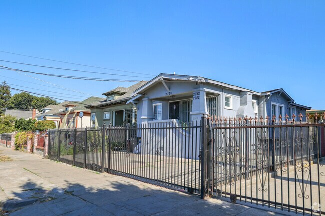 Row of colorful Craftsman homes in Oak Tree.