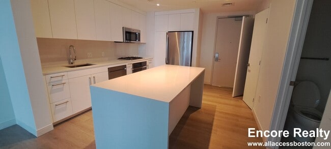 35 Lomasney Way unit 310, Boston, MA 02114 - photo 7