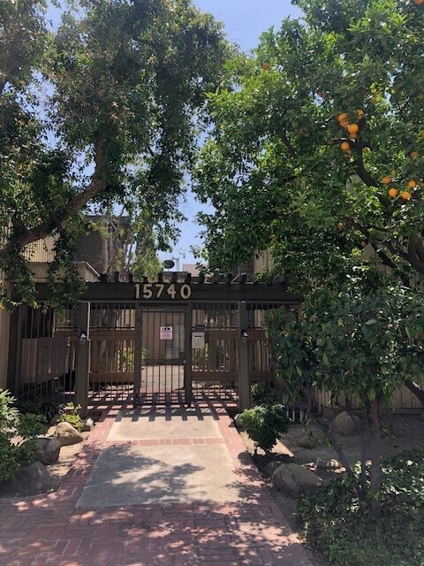 15740 Sherman Way, Van Nuys, CA 91406