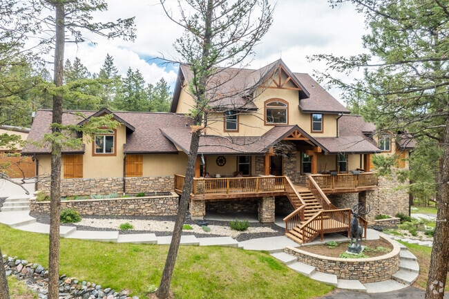 Grand mountain cabins in Homestead can feature 5 or 6 bedrooms and sit on large plots of land.