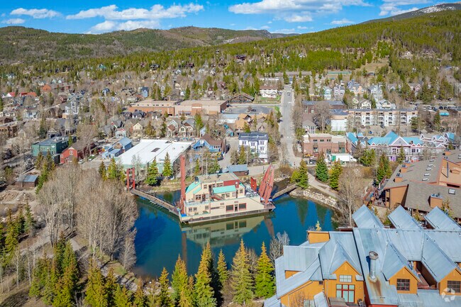 Ollie’s Pub & Grub near Blue River, Colorado is a local favorite known for hearty American fare, including award-winning wings and burgers. Located on the historic dredge boat on the Blue River, it offers a unique dining experience with stunning mountain views.
