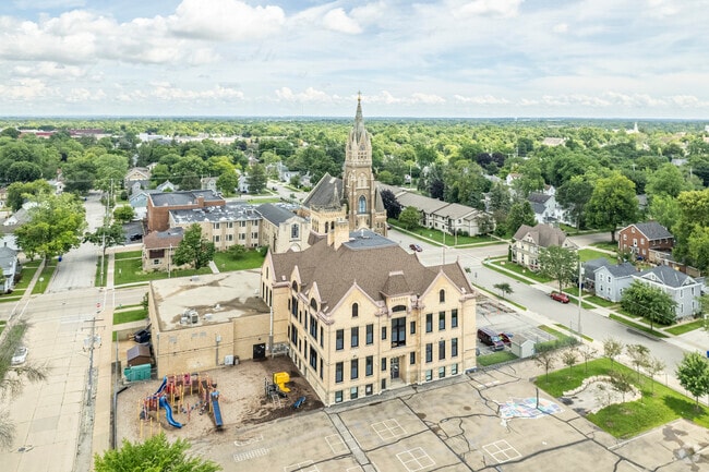 Appleton Bilingual School has approximately 119 students.