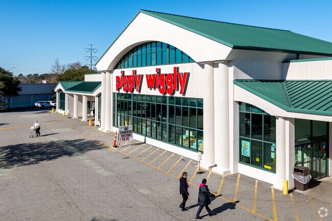 Piggly Wiggly near Stone Hill offers groceries and household staples.