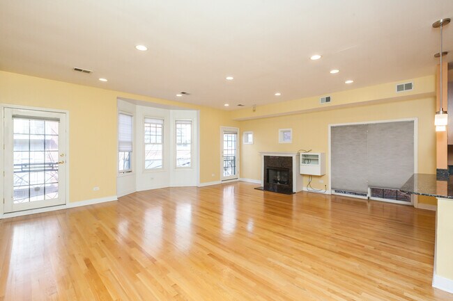 811 W Superior St unit 3, Chicago, IL 60642 - photo 2